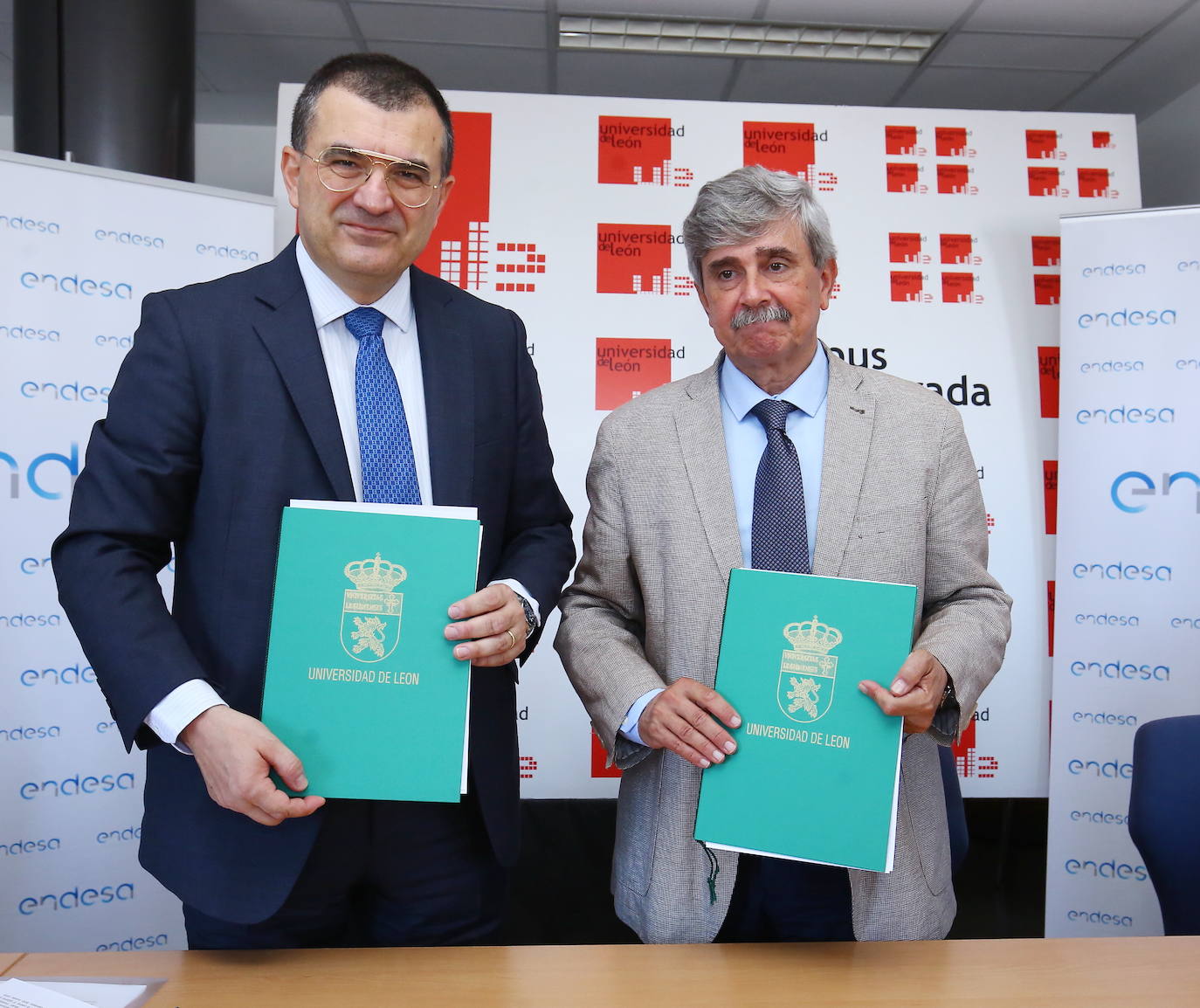 Fotos: Firma del convenio entre Endesa y ULE para la búsqueda de alternativas de desarrollo en el Bierzo