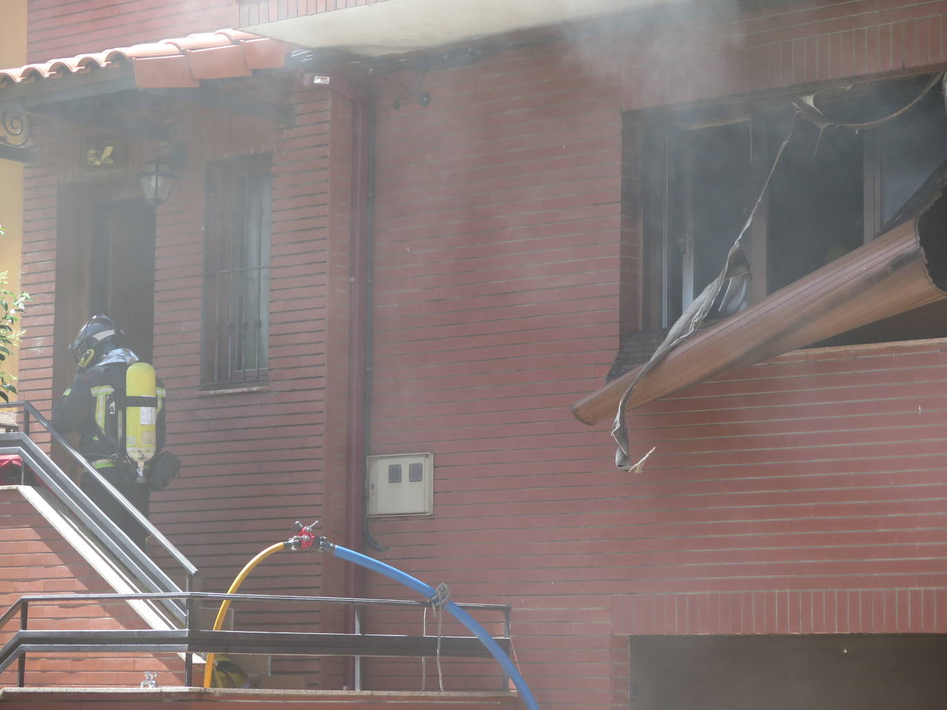 Fotos: Explota un televisor y desata un incendio en una vivienda de El Ejido