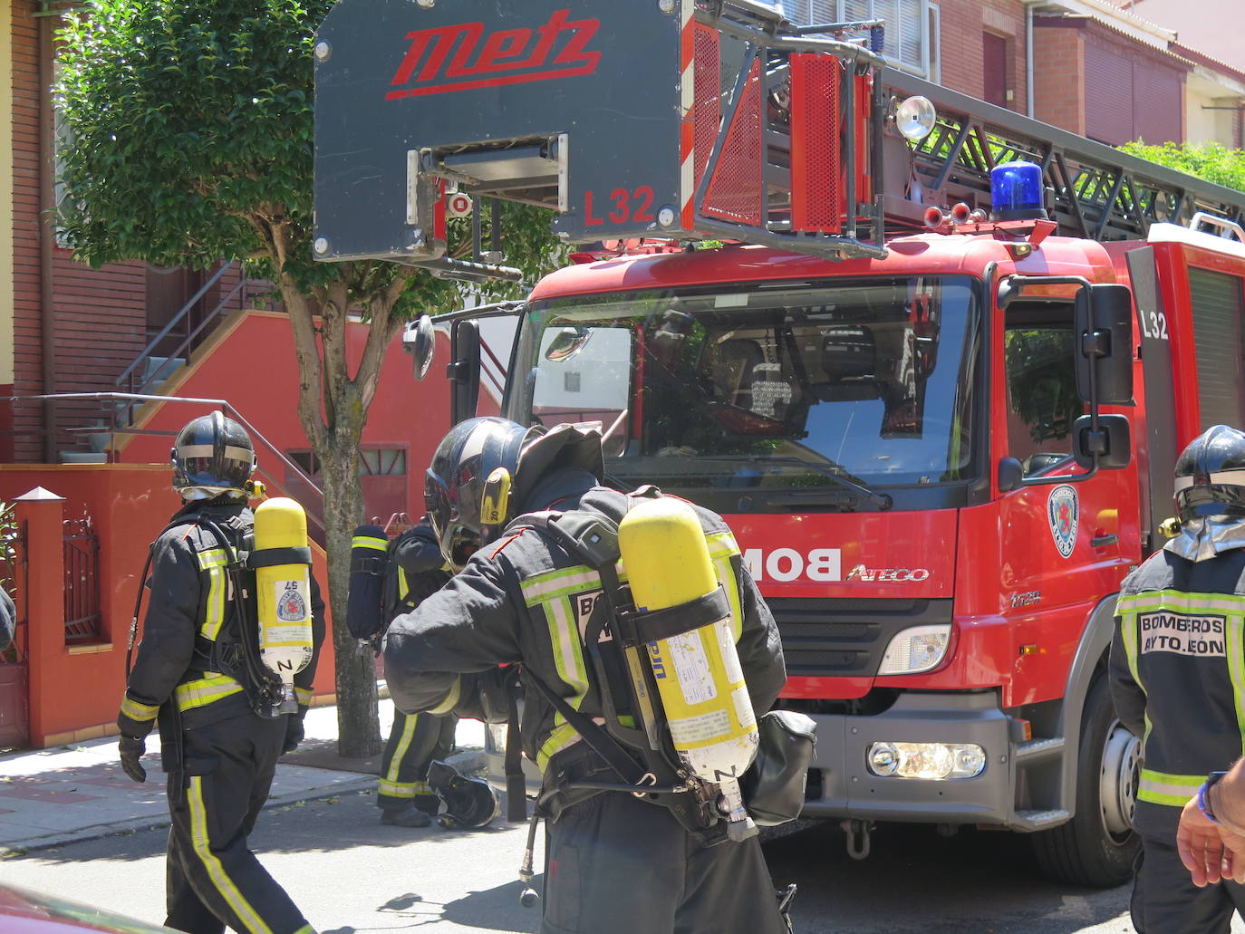 Fotos: Explota un televisor y desata un incendio en una vivienda de El Ejido