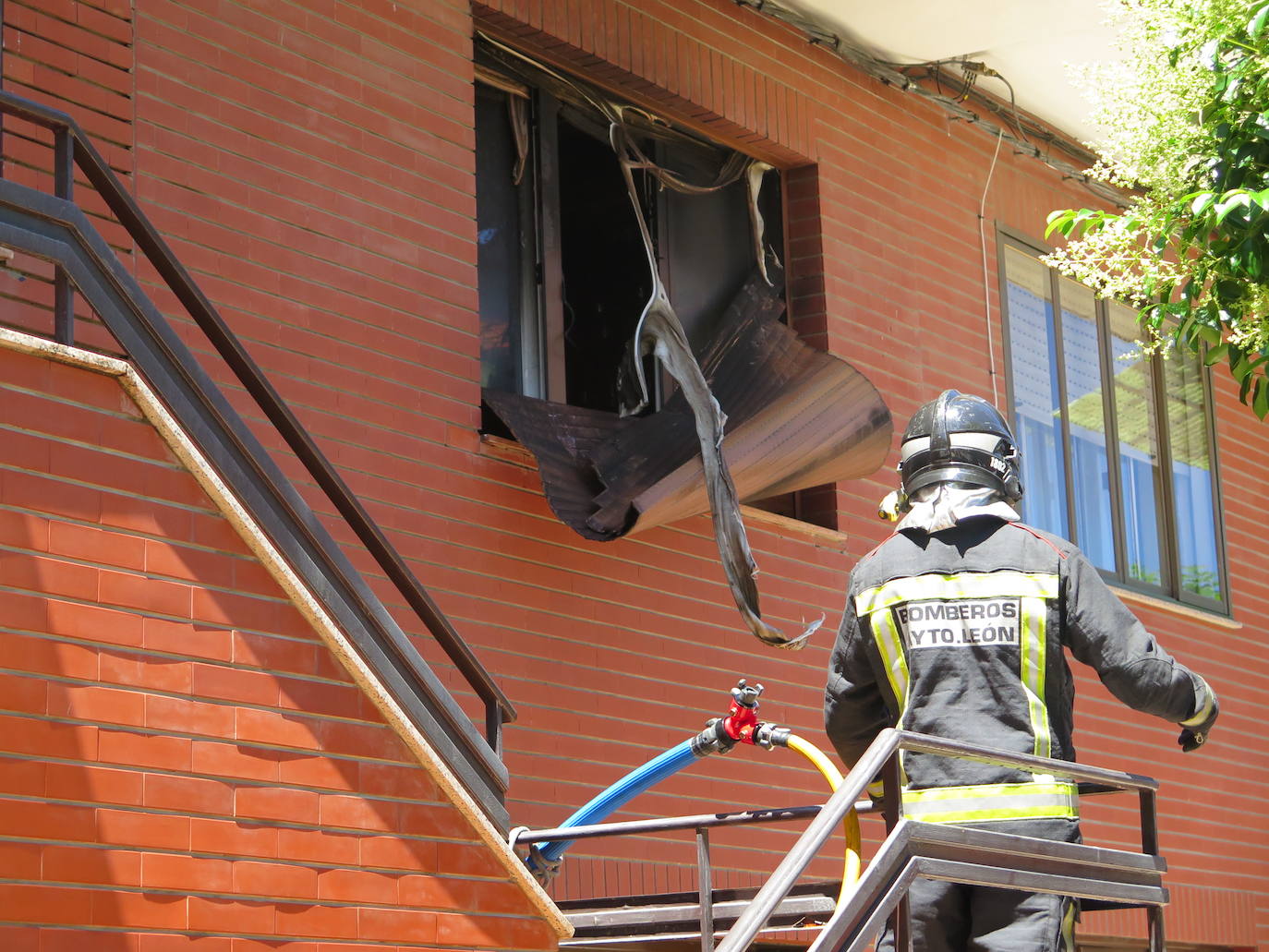 Fotos: Explota un televisor y desata un incendio en una vivienda de El Ejido