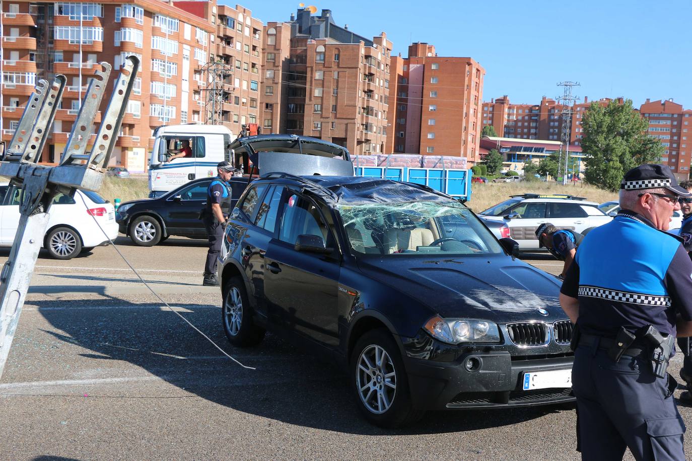 Fotos: Apartoso vuelco en la rotonda de Carrefour de León