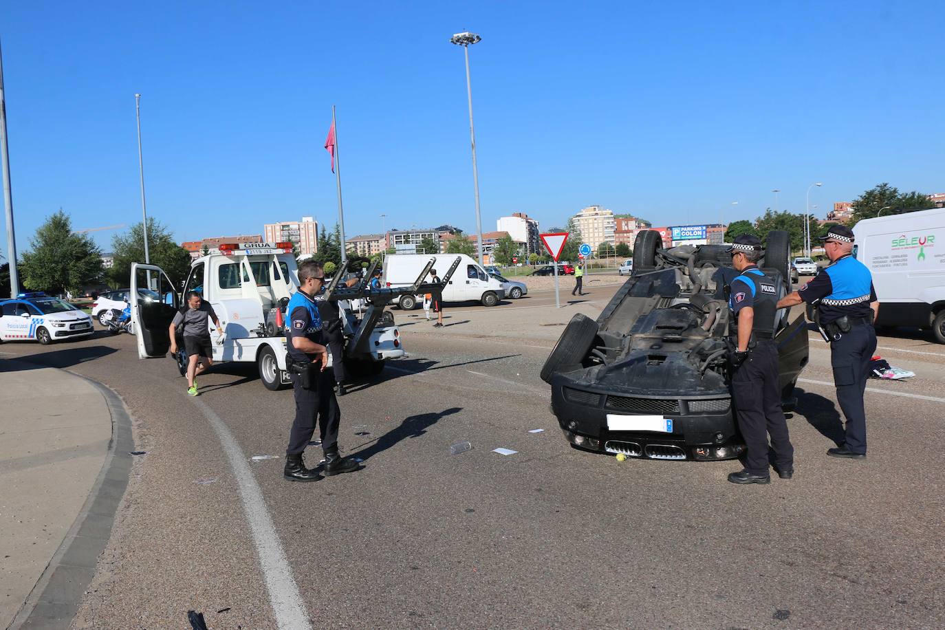 Fotos: Apartoso vuelco en la rotonda de Carrefour de León