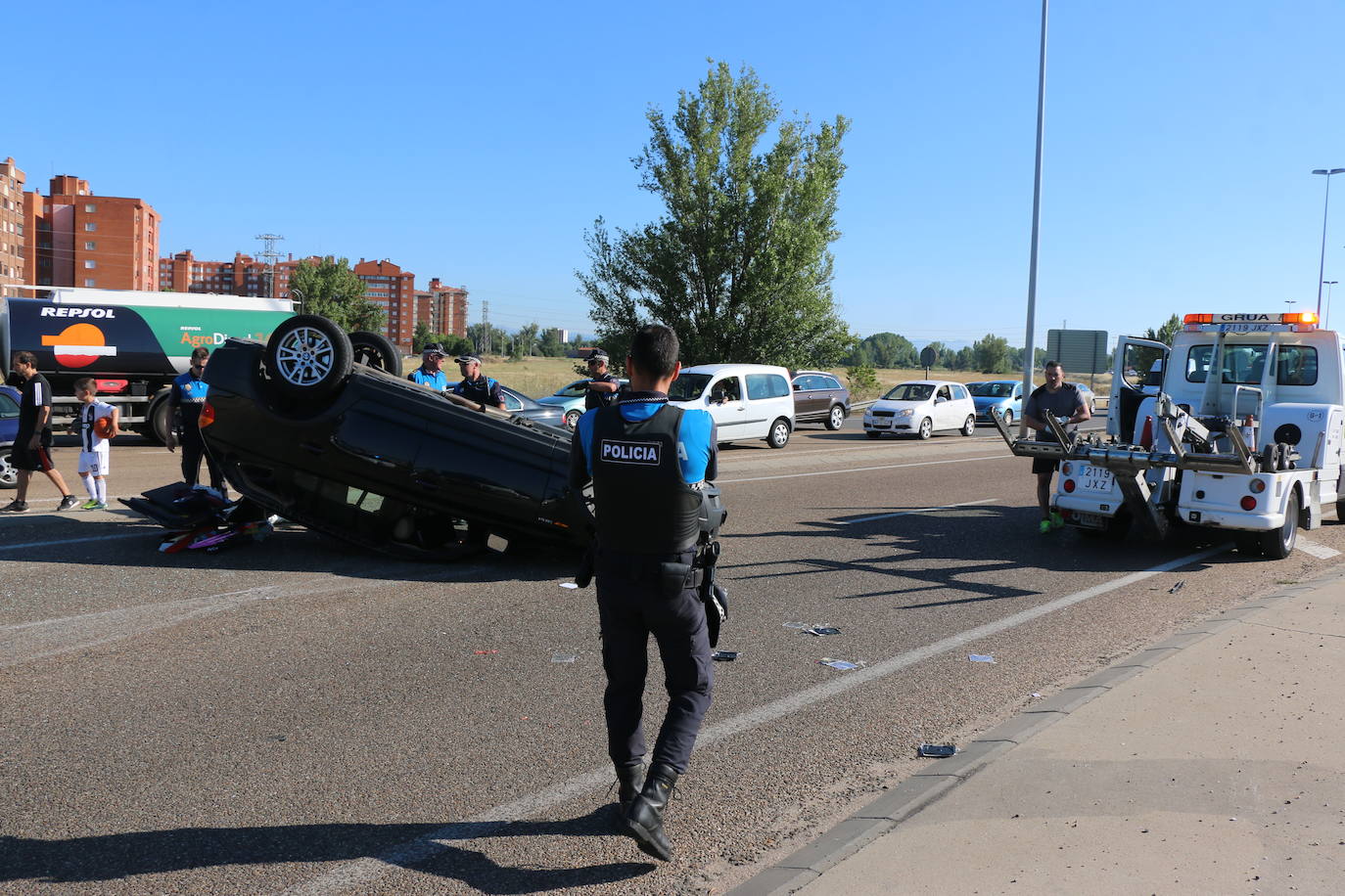 Fotos: Apartoso vuelco en la rotonda de Carrefour de León