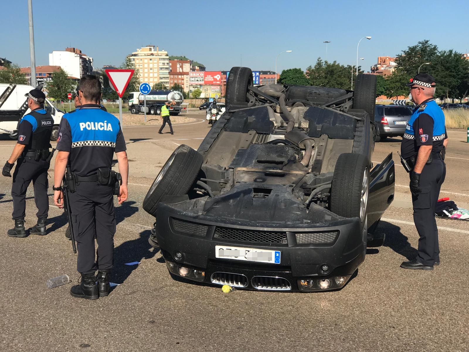 Fotos: Apartoso vuelco en la rotonda de Carrefour de León