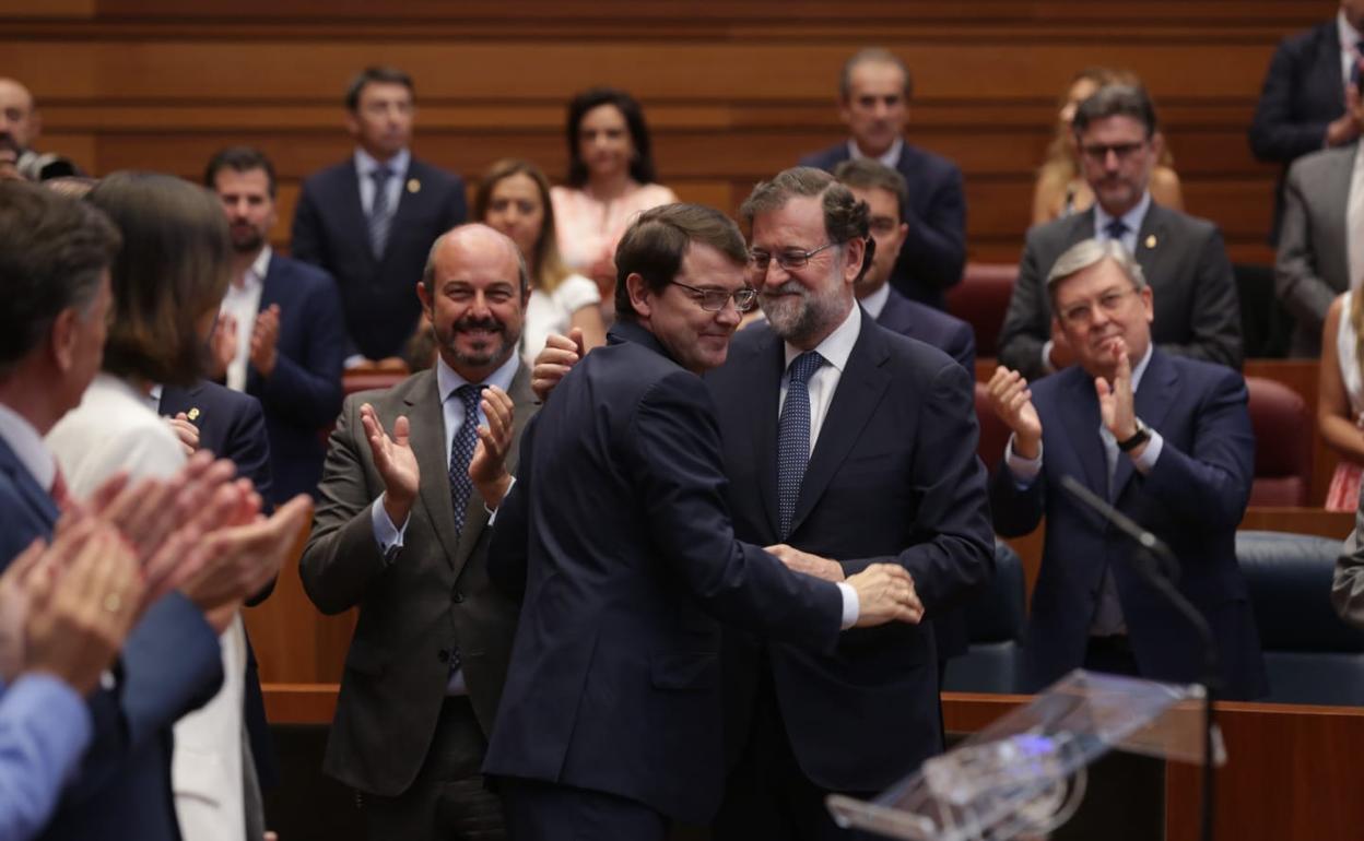 Rajoy felicita a Mañueco tras jurar su cargo como presidente de la Junta.