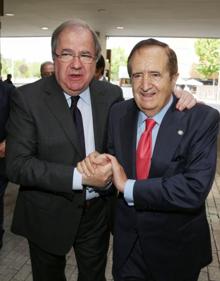 Imagen secundaria 2 - Rajoy a su llegada a las Cortes. En la segunda imagen, Luis Fuentes, presidente de las Cortes, saluda a Manuel Moreno Bonilla, presidente de Andalucía. En la última fotografía dos expresidentes del Gobierno regional juntos: Juan Vicente Herrera y Juan José Lucas.