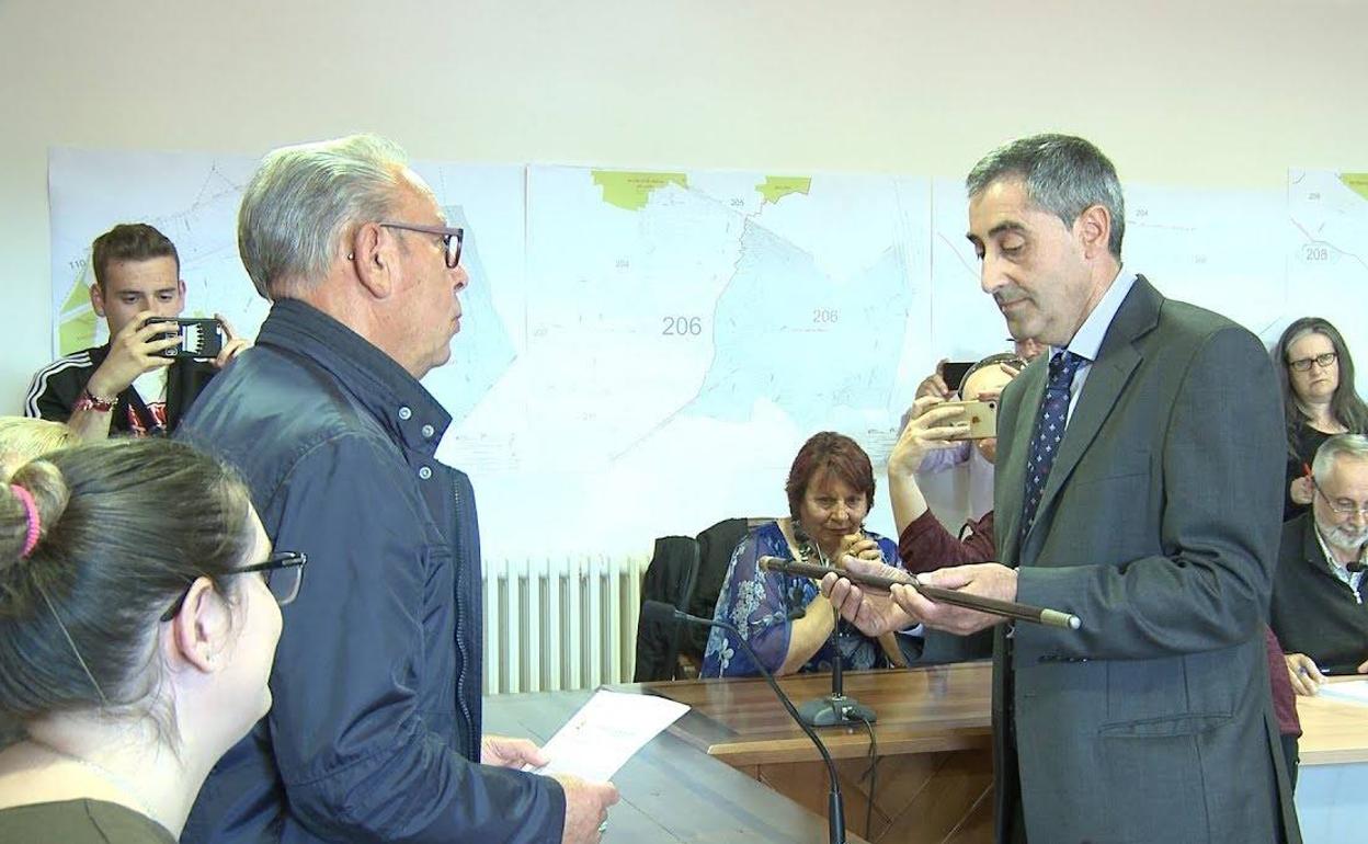 José Manuel acebes con el bastón de mando del municipio. 