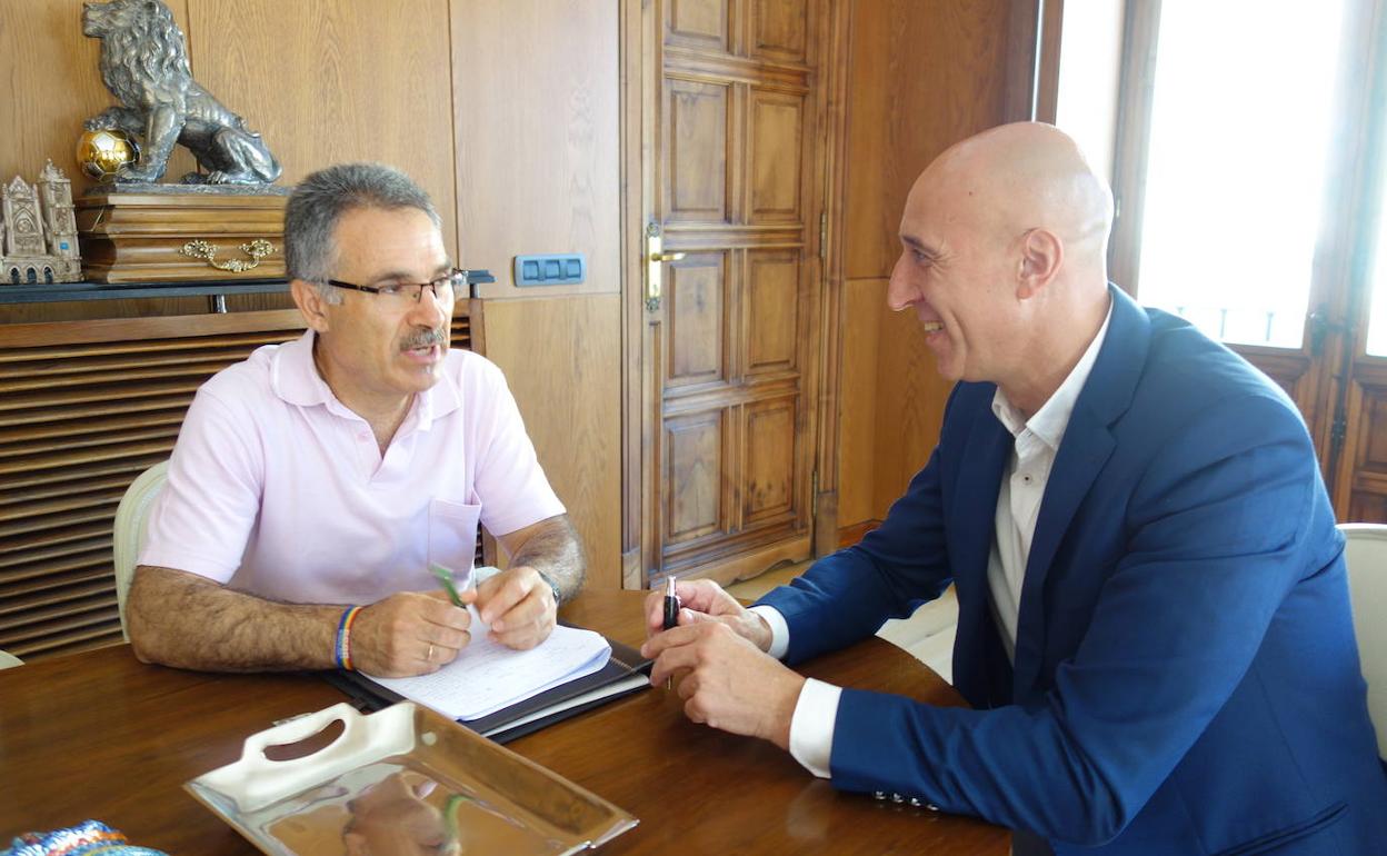 Reunión entre el concejal Pastrana y el alcalde Diez. 