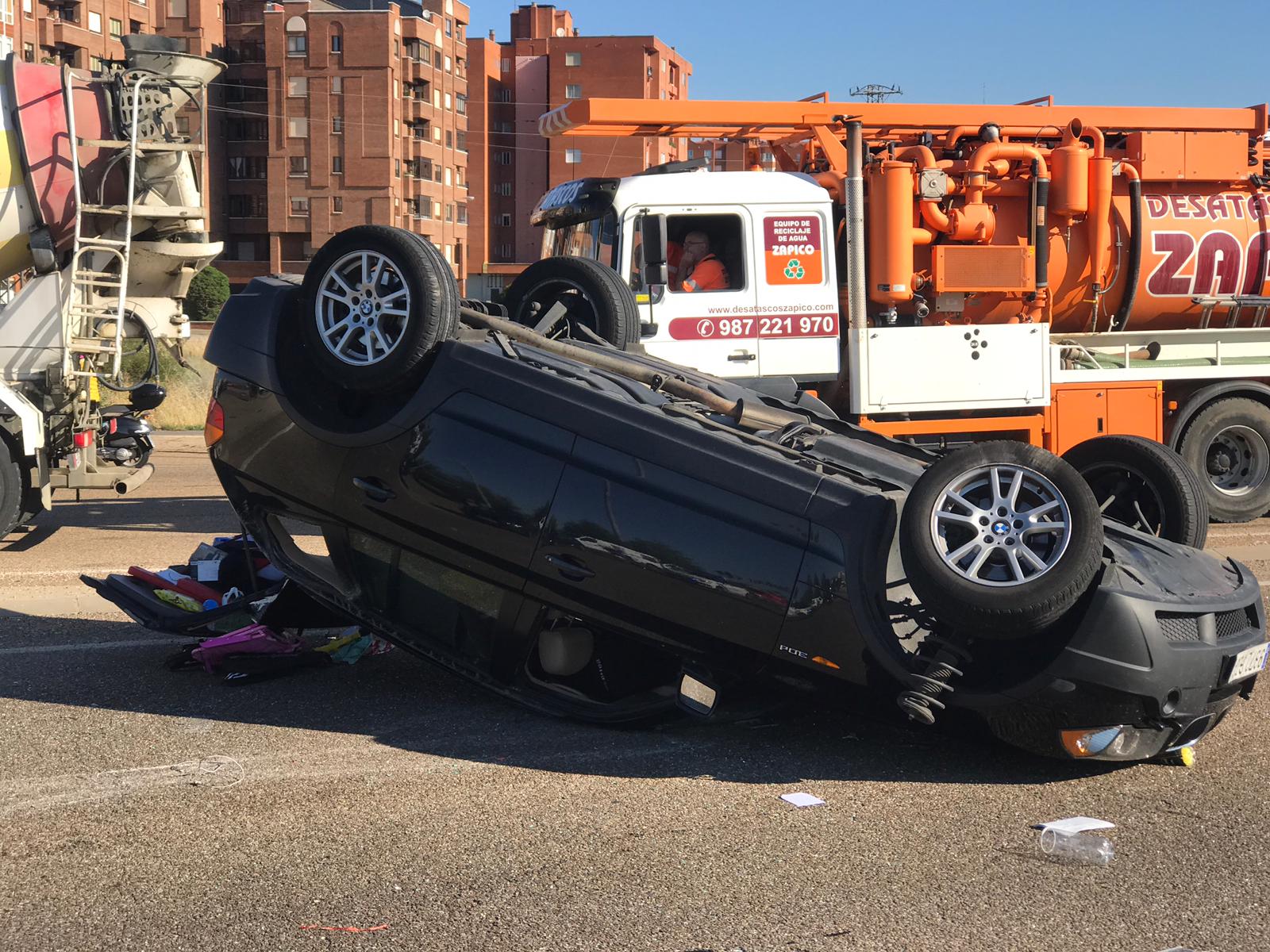 Fotos: Apartoso vuelco en la rotonda de Carrefour de León