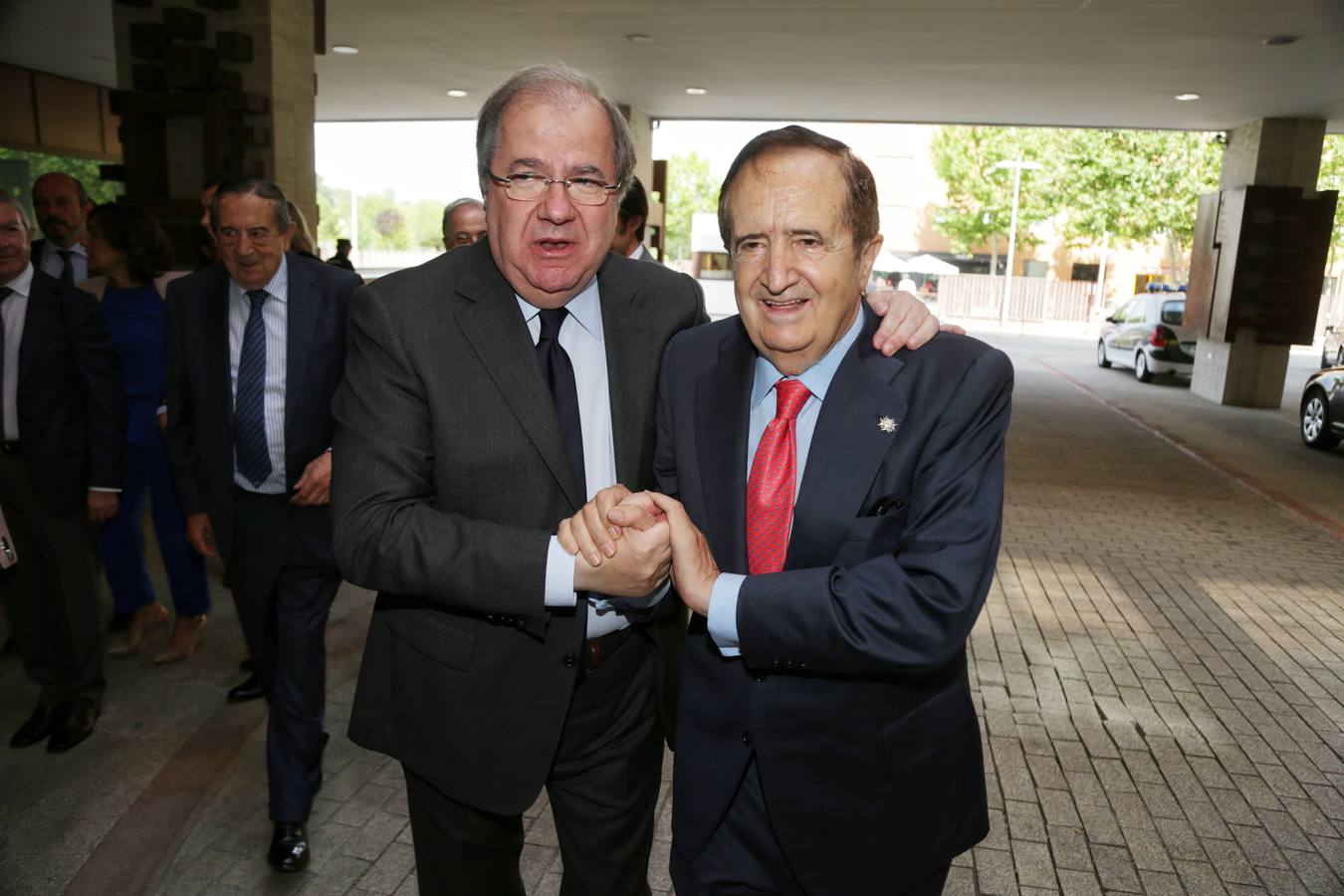 Cerca de trescientos invitados acompañan al nuevo presidente de la Junta de Castilla y León en «uno de los dos momentos más importantes de mi trayectoria política»