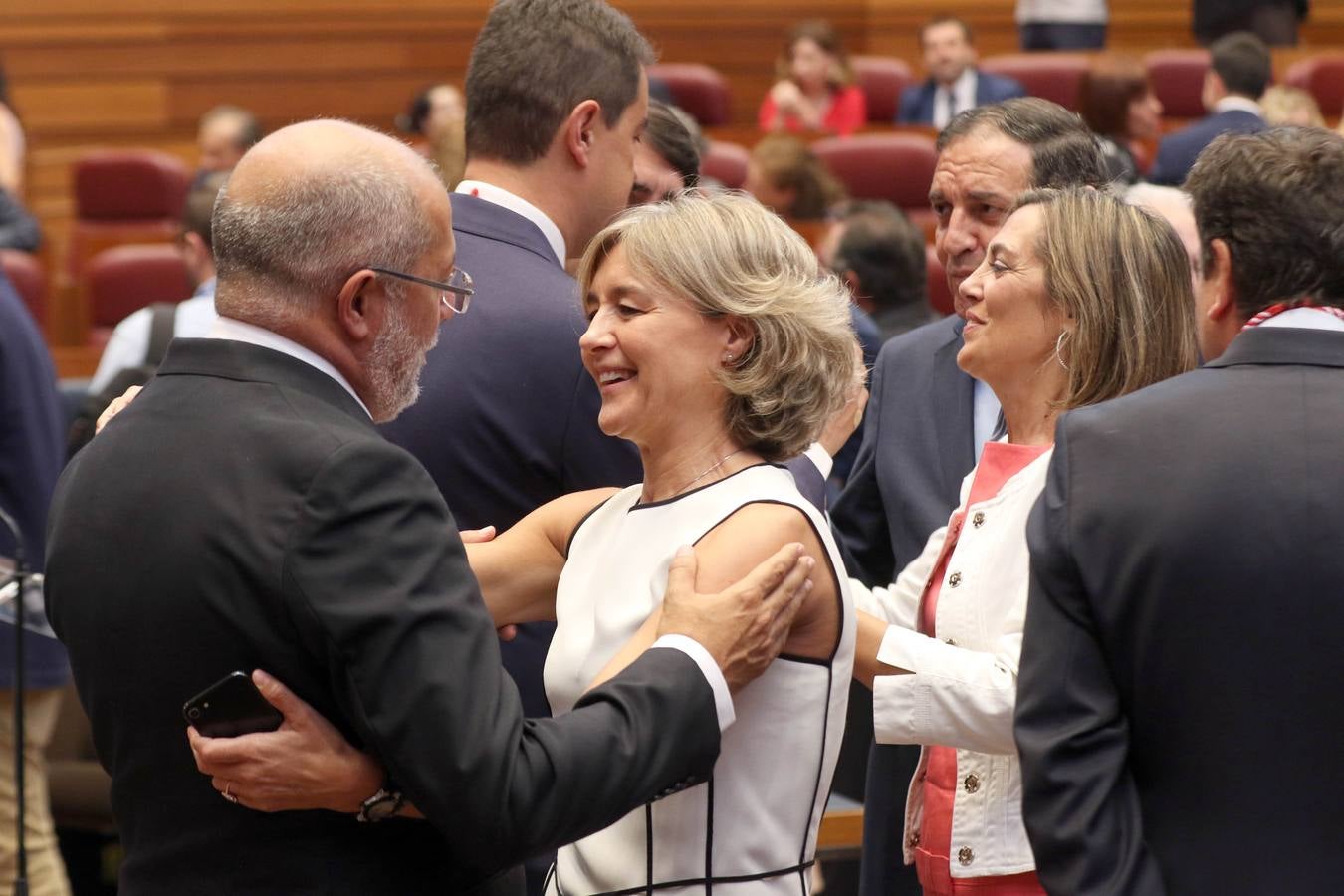 Cerca de trescientos invitados acompañan al nuevo presidente de la Junta de Castilla y León en «uno de los dos momentos más importantes de mi trayectoria política»