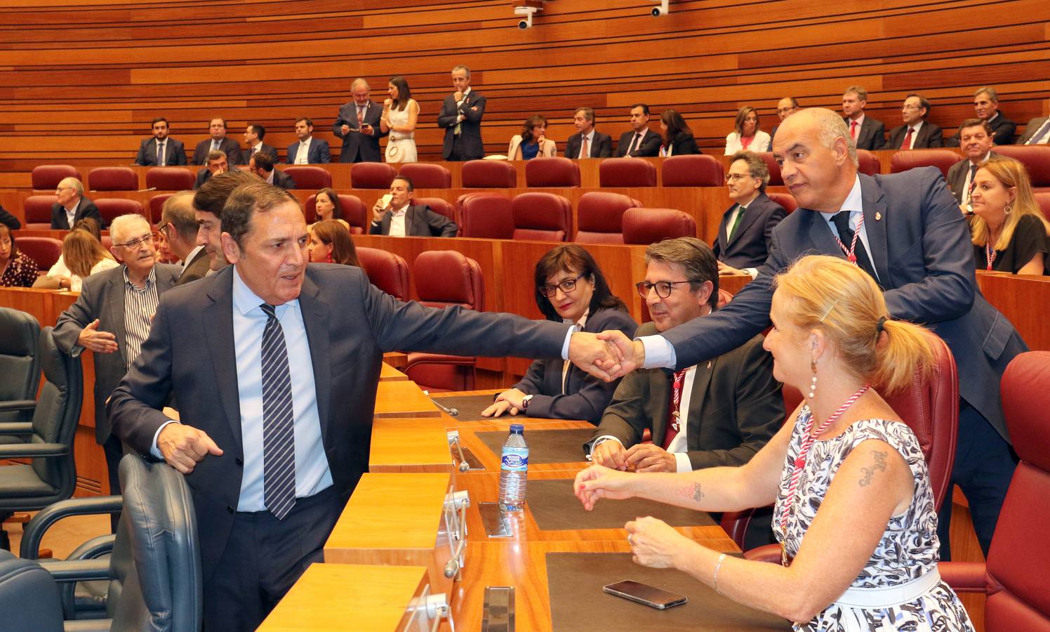 Cerca de trescientos invitados acompañan al nuevo presidente de la Junta de Castilla y León en «uno de los dos momentos más importantes de mi trayectoria política»