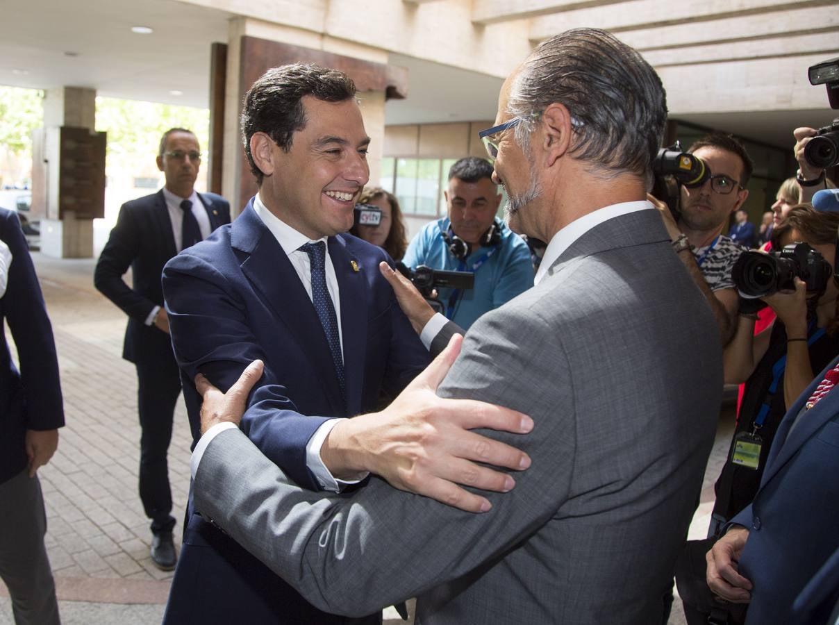 Cerca de trescientos invitados acompañan al nuevo presidente de la Junta de Castilla y León en «uno de los dos momentos más importantes de mi trayectoria política»