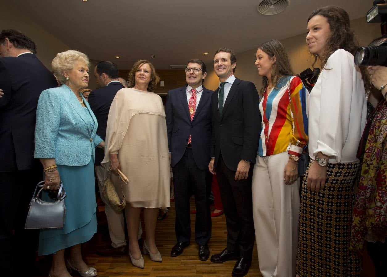 Cerca de trescientos invitados acompañan al nuevo presidente de la Junta de Castilla y León en «uno de los dos momentos más importantes de mi trayectoria política»