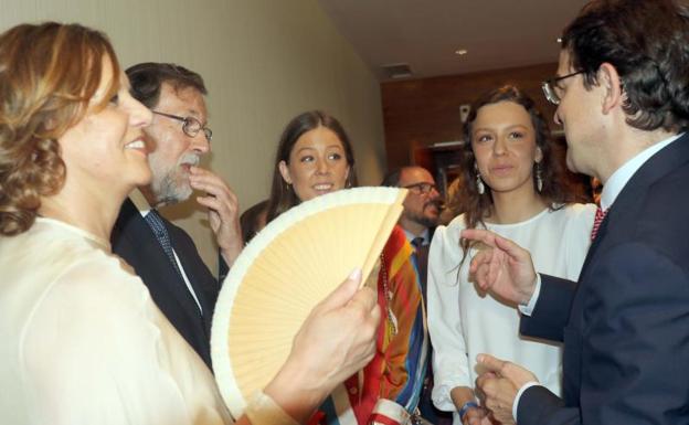 Los abanicos protagonizaron la toma de posesión de Alfonso Fernández Mañueco.