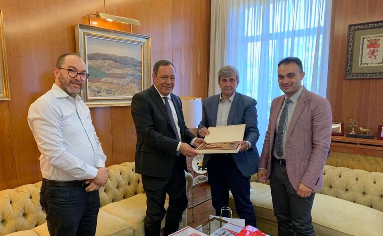 Reunión entre representantes de las dos Universidades. 