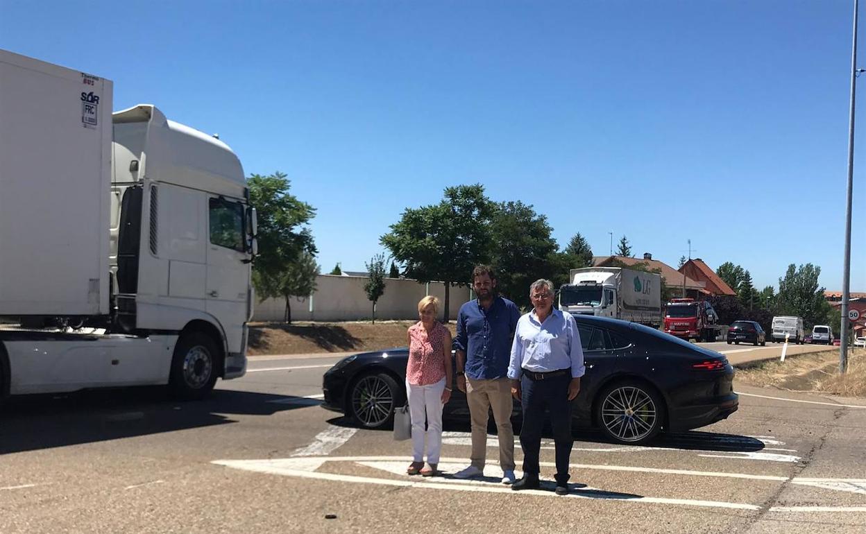 El alcalde de Valverde de la Virgen urge la necesidad de construir una rotonda que una la localidad con Montejos del Camino