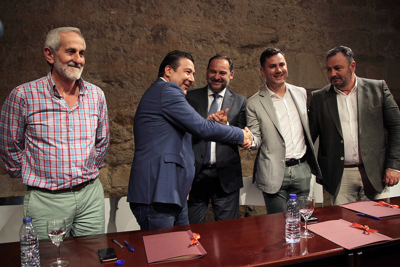 Fotos: Firma del documento de compromiso entre PSOE y UPL por la Diputación de León