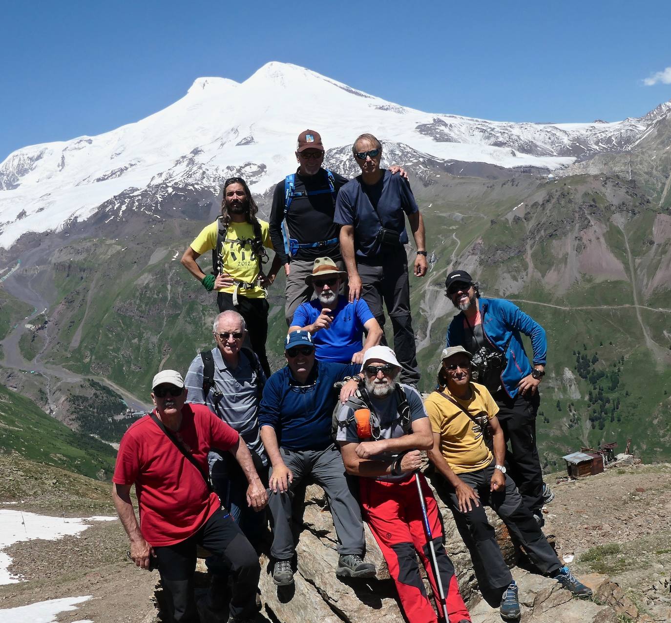 El grupo con el Elbrus al fondo.