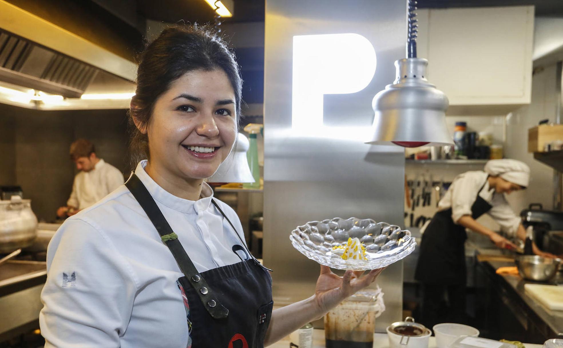 La repostera Luisa Castro en la cocina del Restaurante Pablo. 