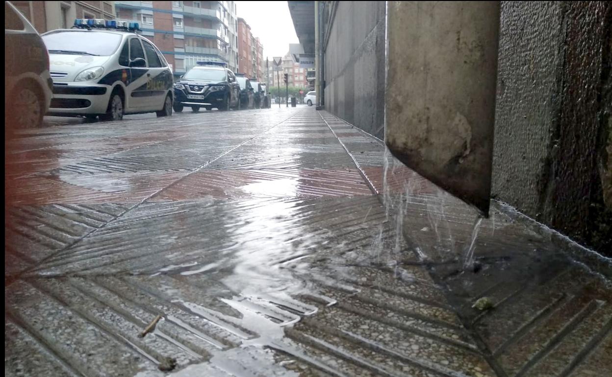 La lluvia no ha dejado de caer en toda la tarde en León. 