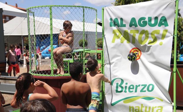 Imagen. Unos niños en el juego ¡Al agua patos!