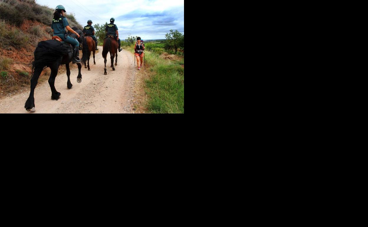 Guardia Civil a caballo en el Camino de Santiago. 