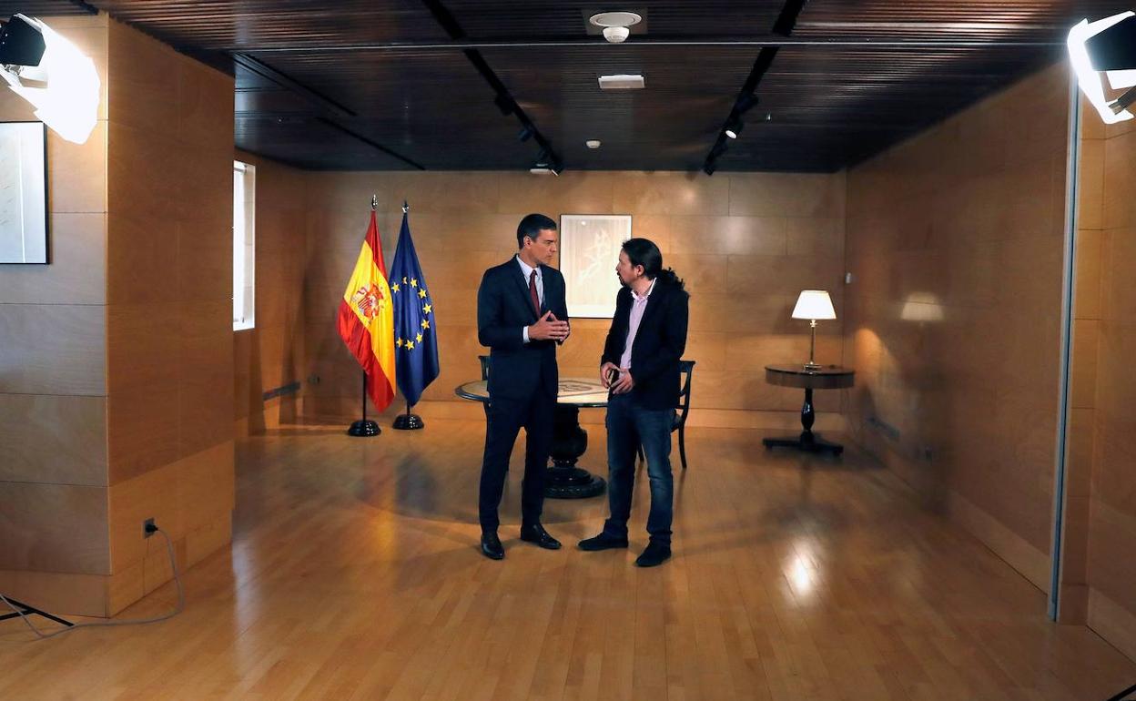 Pedro Sánchez (i) y Pablo Iglesias conversan antes de reunirse en el Congreso. 