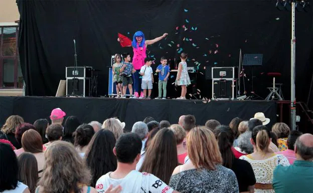 Niños disfrutando del Festival 'Ajo Magic 2019' celebrado en Santa Marina del Rey.