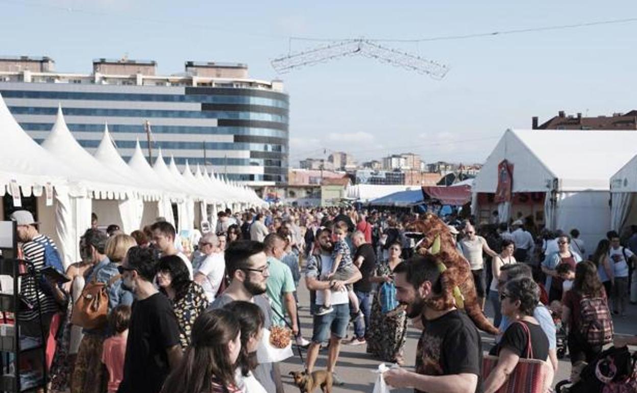 Detenida en Gijón una madre por dar una paliza a su hijo y hacerle comer pizza del suelo