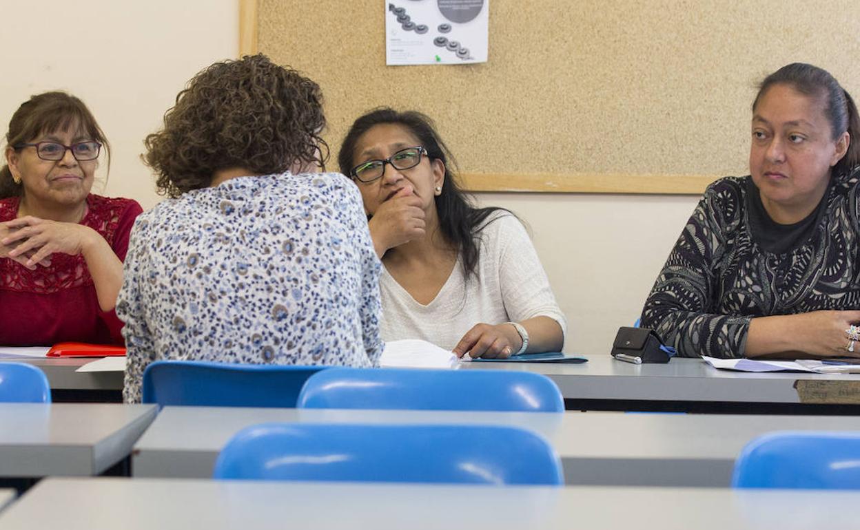 Dina Senaida, Rita Contreras y Gina Luzón, con su profesora Azucena, en clase para preparar las pruebas. 