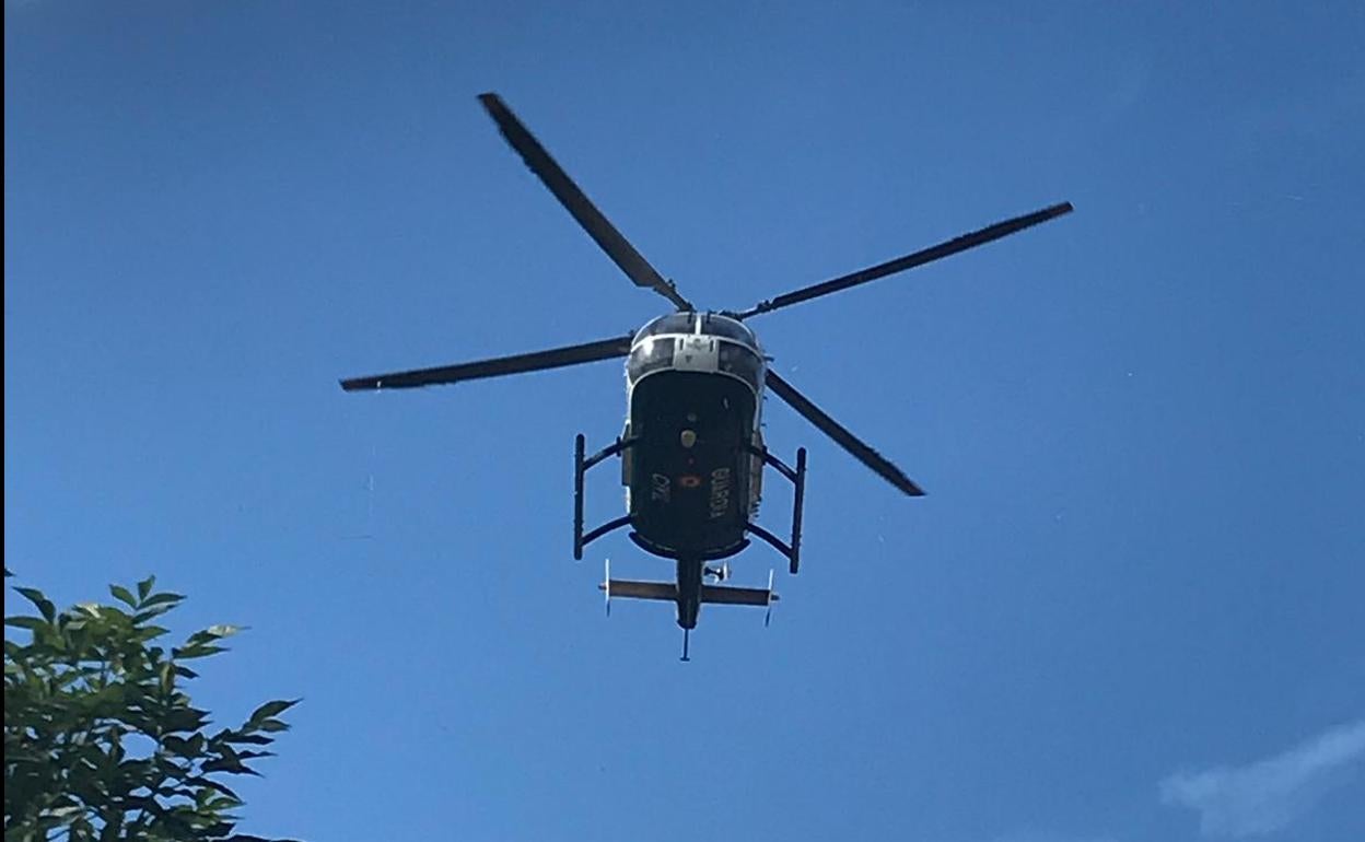 Helicóptero de la Guardia Civil sobrevolando Posada de Valdeón. 