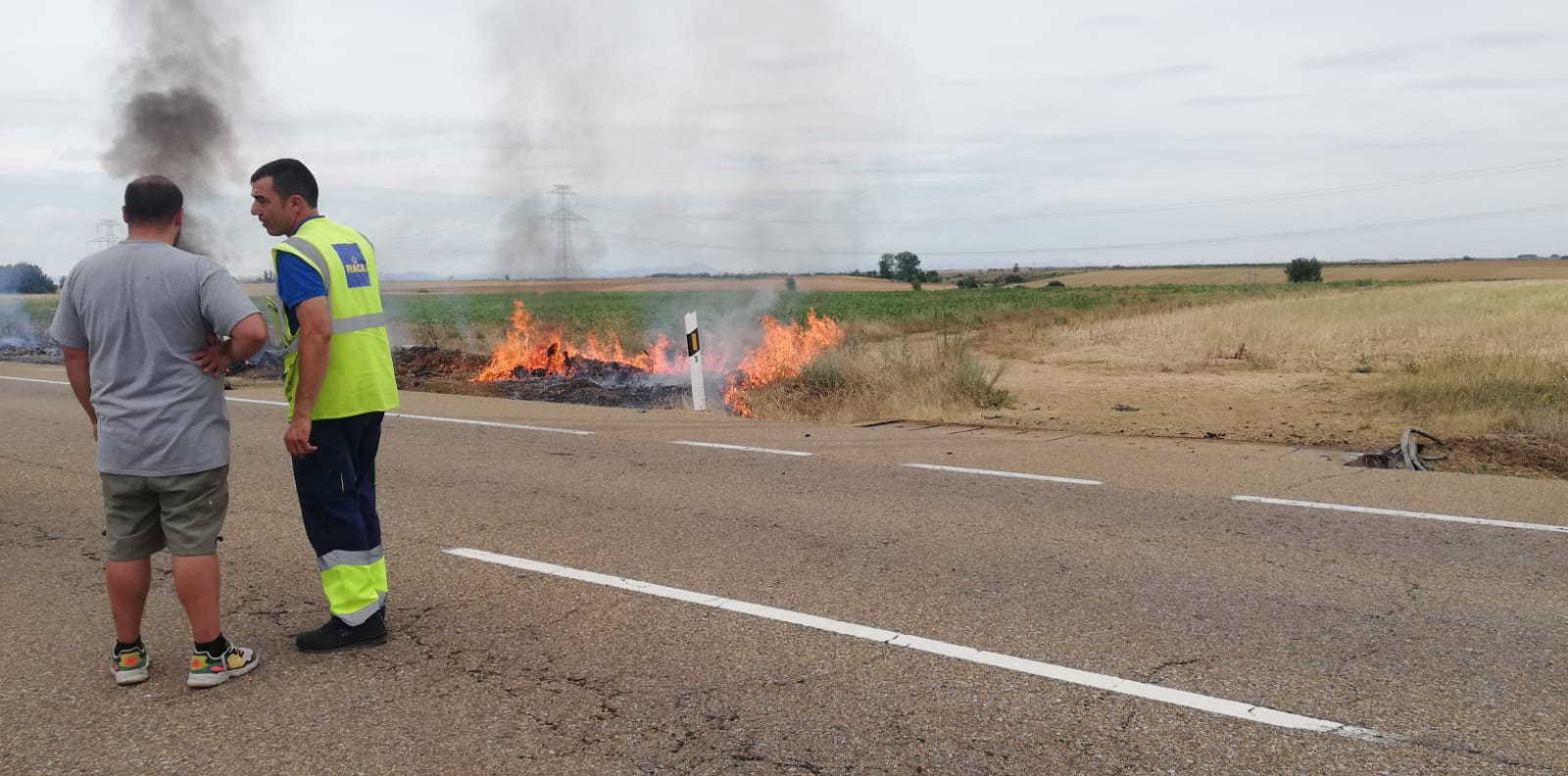 Fotos: El fuego devora un vehículo tras salirse de la vía en la León-Valladolid