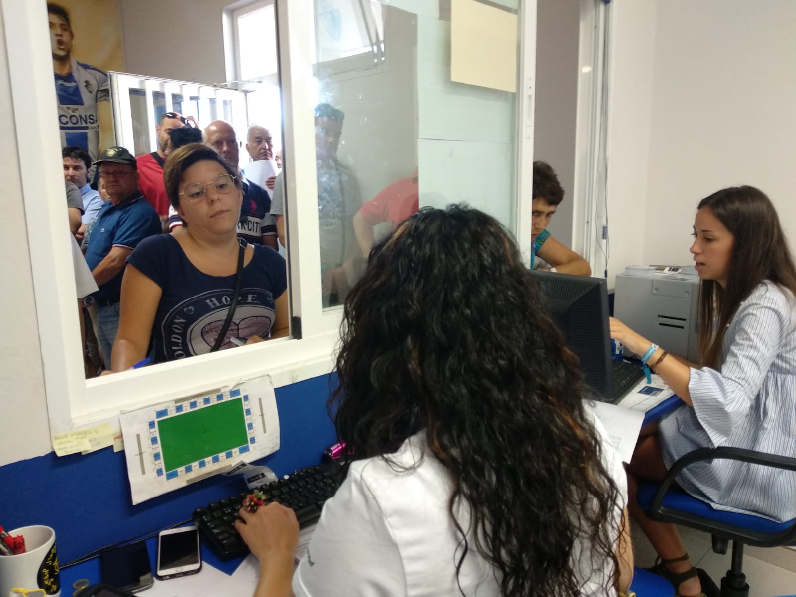 Fotos: Largas colas en la primera jornada de distribución de carnets de la Ponferradina
