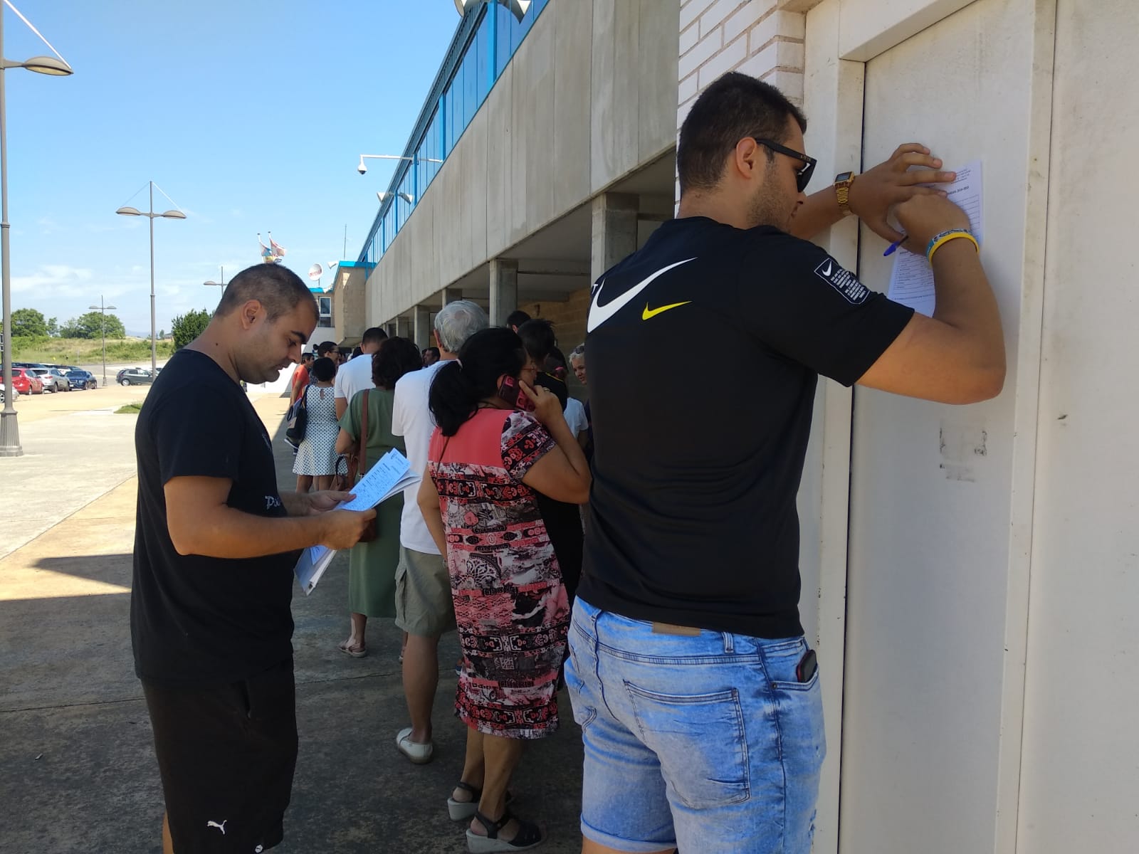 Fotos: Largas colas en la primera jornada de distribución de carnets de la Ponferradina