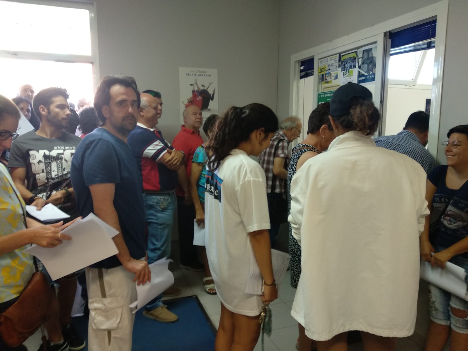 Fotos: Largas colas en la primera jornada de distribución de carnets de la Ponferradina