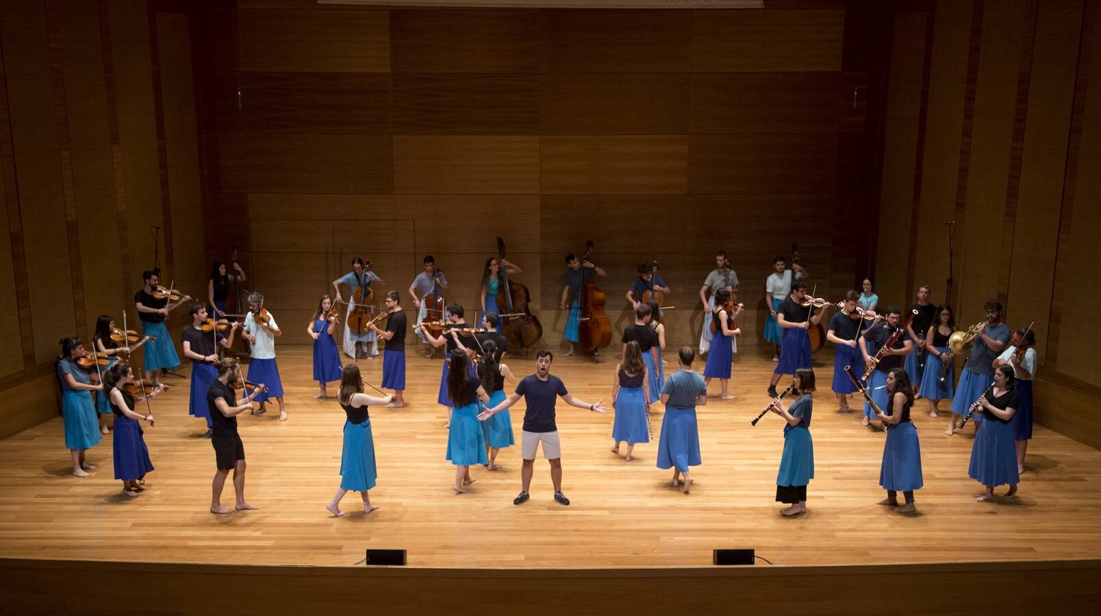 Treinta músicos del Proyecto Ibérico Orquestal ensayan en el Auditorio Miguel Delibes ante un centenar de jóvenes de la Fundación Personas.