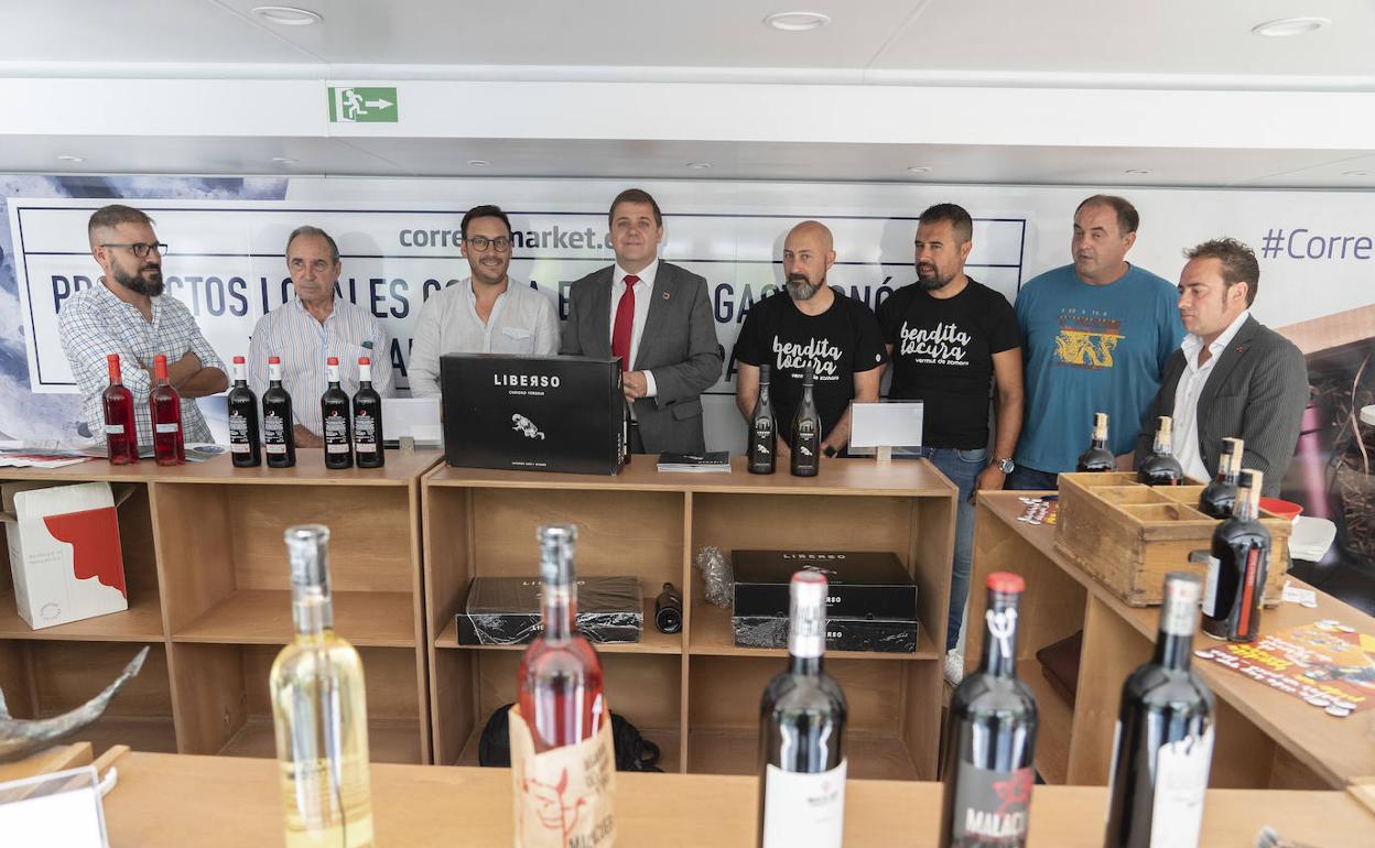 El presidente de Correos, Juan Manuel Serrano(C), junto a productores de Castilla y León.