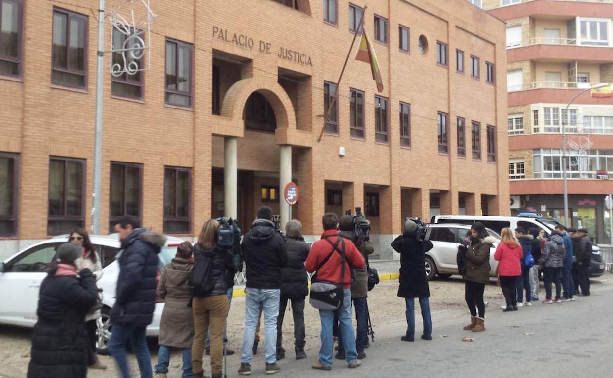 Medios de comunicacion ante la sede judicial de Aranda de Duero al inicio del caso.