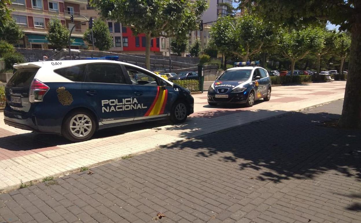 Agentes de la Policía Nacional en el lugar de la detención. 