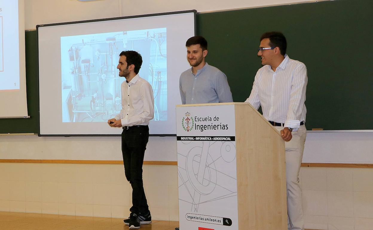 Alumnos de Industriales exponiendo su trabajo premiado por Siemens.