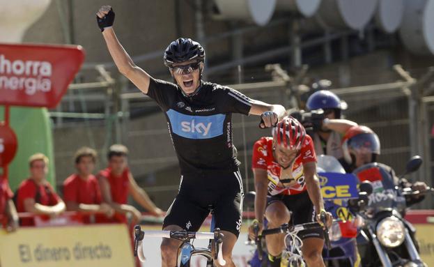 Froome celebra la victoria sobre Cobo en la etapa de Peña Cabarga en la Vuelta 2011.
