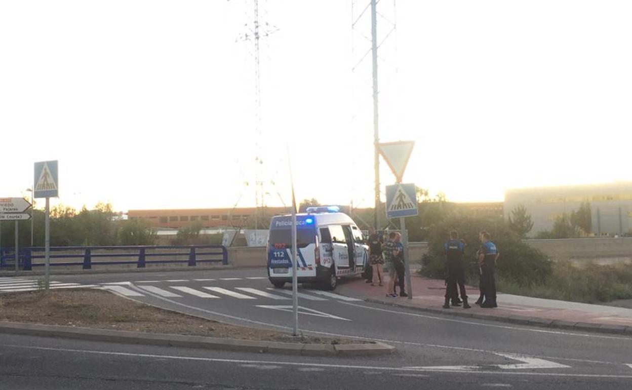 Agentes de la Policía Local en el lugar del atropello. 