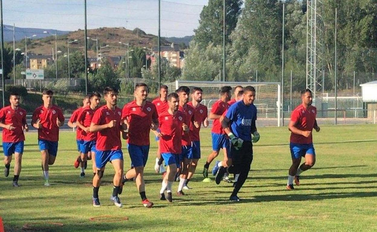 El Atlético Bembibre en su primer entrenamiento. 