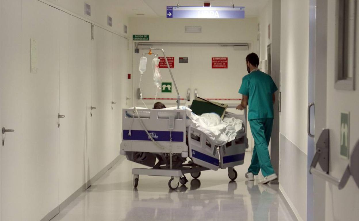 Traslado de un enfermo en el hospital Clínico de Valladolid.