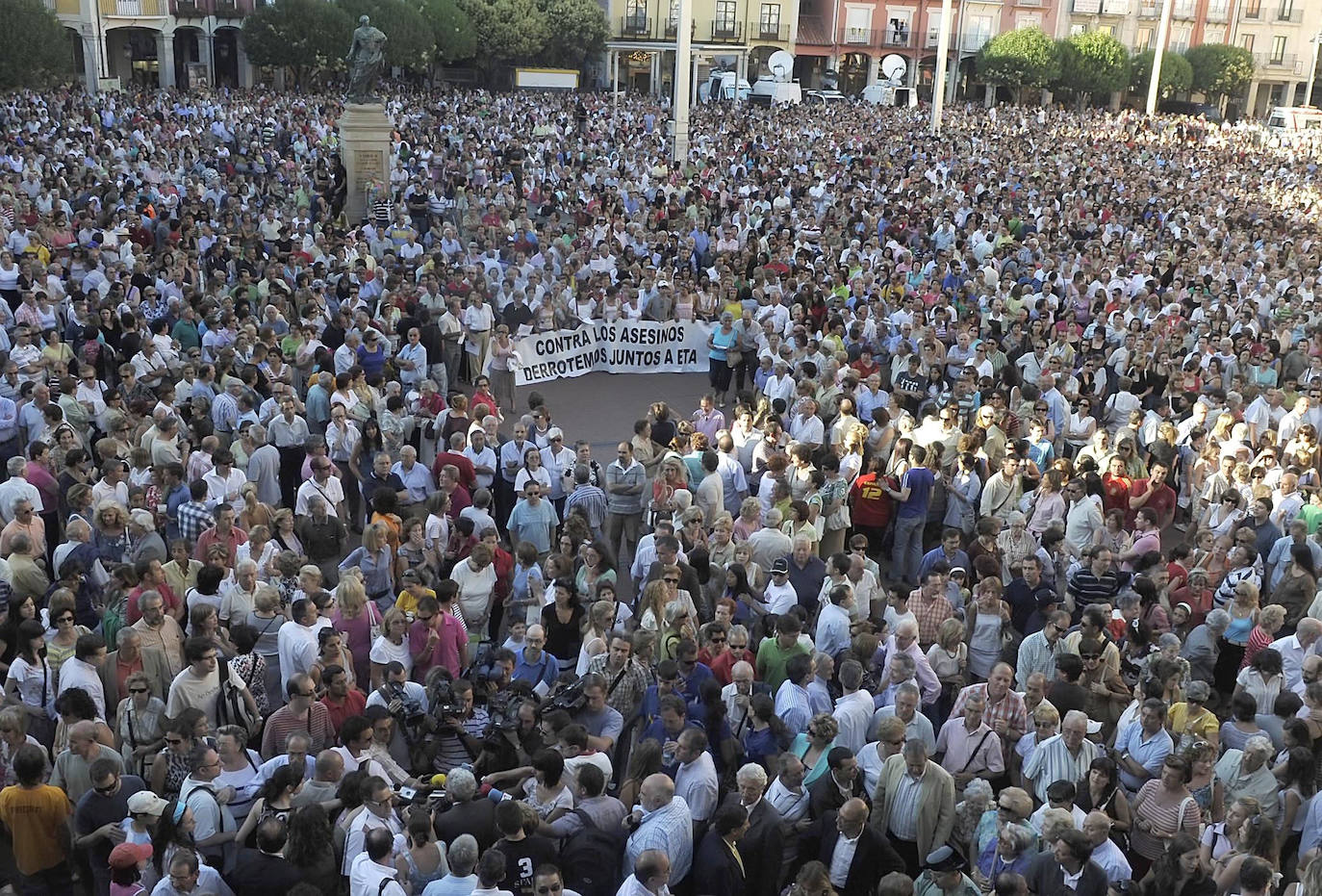 Manifestación en Burgos contra el atentado de la Casa Cuartel de Burgos. 