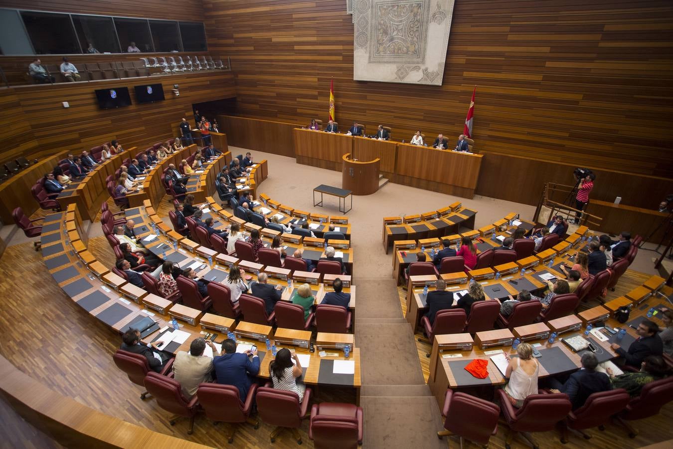 Los votos a favor de PP y Ciudadanos han convertido al vitoriano Javier Maroto en nuevo senador autonómico por Castilla y León | El vicesecretario de Organización del PP (sin vinculación anterior con la comunidad) ha sido elegido como miembro de la Cámara Alta, junto con los socialistas Teresa López y Fran Díaz, en una votación conjunta, no exenta de polémica.