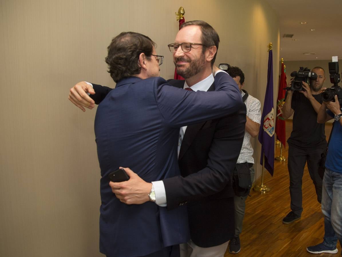 Los votos a favor de PP y Ciudadanos han convertido al vitoriano Javier Maroto en nuevo senador autonómico por Castilla y León | El vicesecretario de Organización del PP (sin vinculación anterior con la comunidad) ha sido elegido como miembro de la Cámara Alta, junto con los socialistas Teresa López y Fran Díaz, en una votación conjunta, no exenta de polémica.