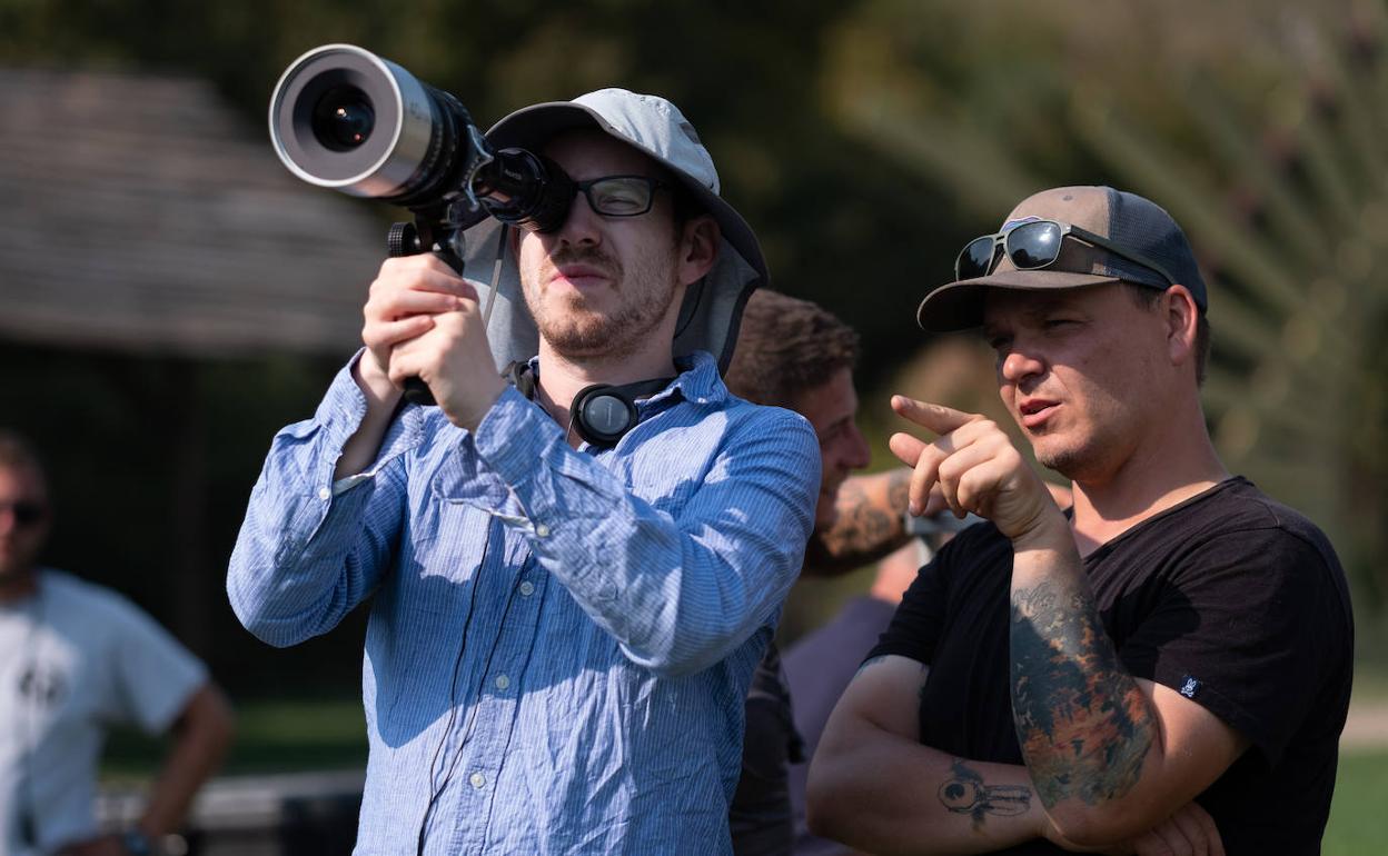 Ari Aster sostiene un visor en el rodaje de 'Midsommar'.
