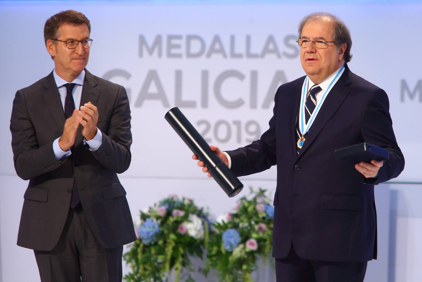 Juan Vicente Herrera recibe la Medalla de Oro de Galicia de manos del presidente de la Xunta de Galicia, Alberto Núñez Feijoo.